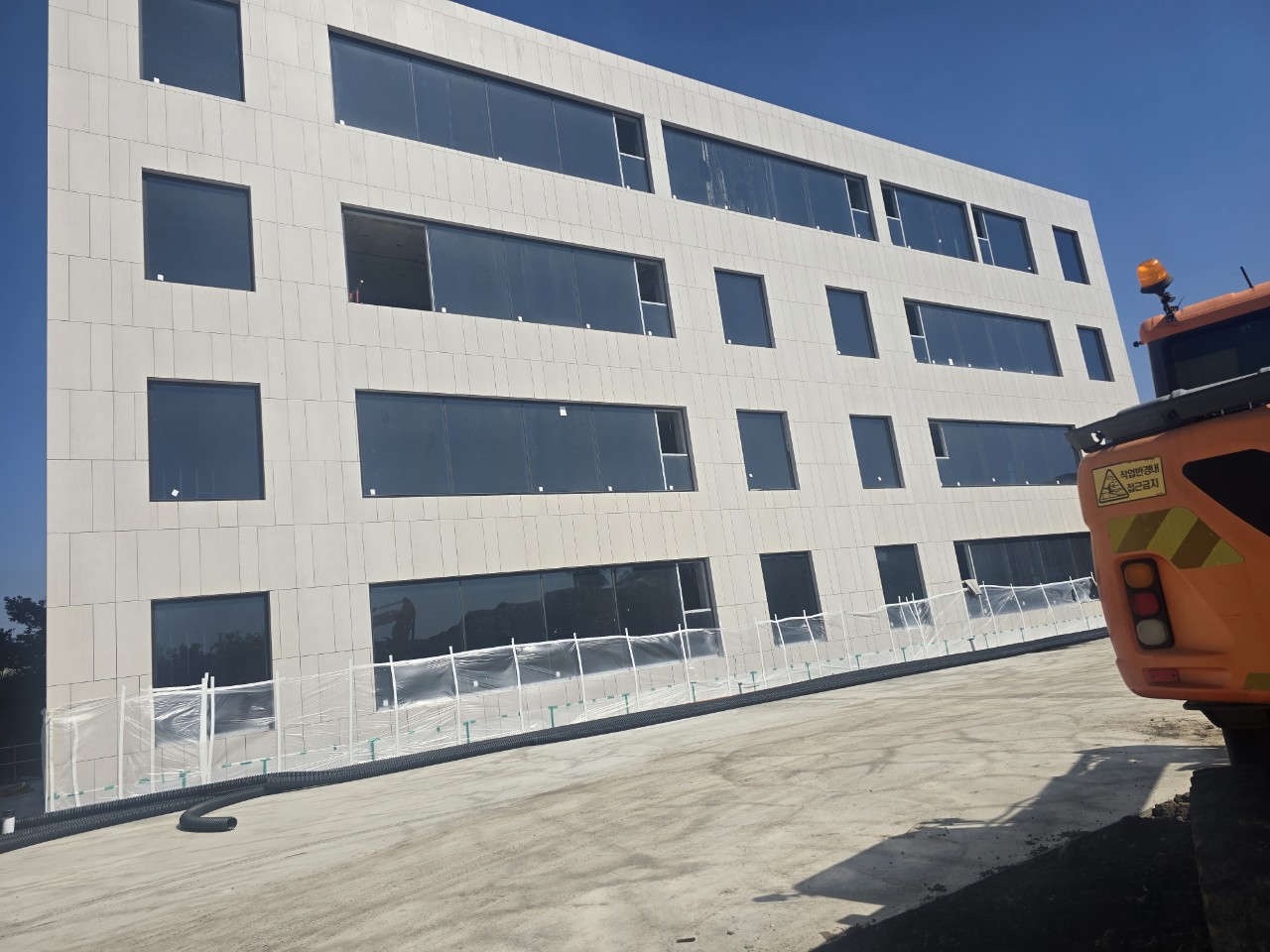 260319 법환동 1546 신축공사 현장확인 차량.jpg